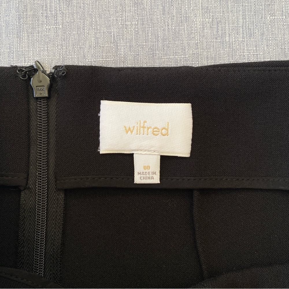Aritzia Wilfred | Minimalist High-Waist Tailored Shorts Black - Picture 6 of 11